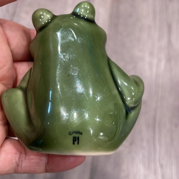 Pier 1 Import Frog Salt and Pepper Shakers on a lily pad - Picture 2 of 5